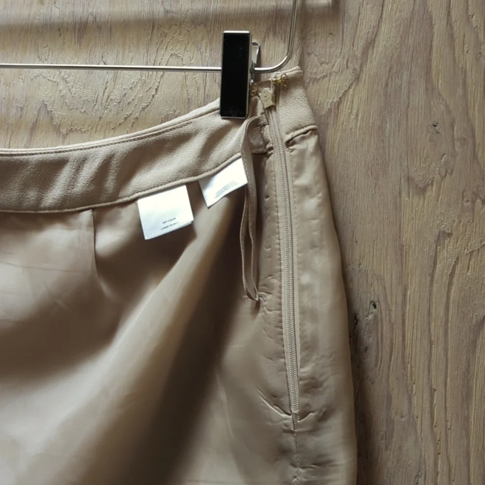 Le Suit Crepe Flounce Beige Skirt size 8